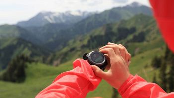 Uno smartwatch durante il trekking in montagna