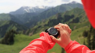 Uno smartwatch durante il trekking in montagna