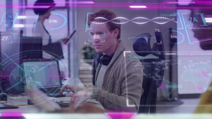 Grafici sovrapposti a uomo che lavora al computer