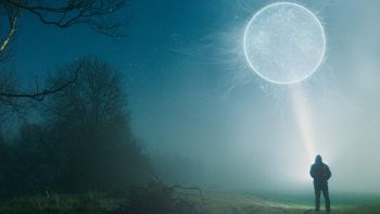 Corpo celeste nel cielo uomo lo guarda da terra