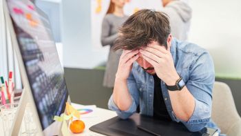 Ambiente ufficio con uomo disperato