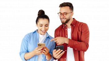 Due persone utilizzano lo smartphone
