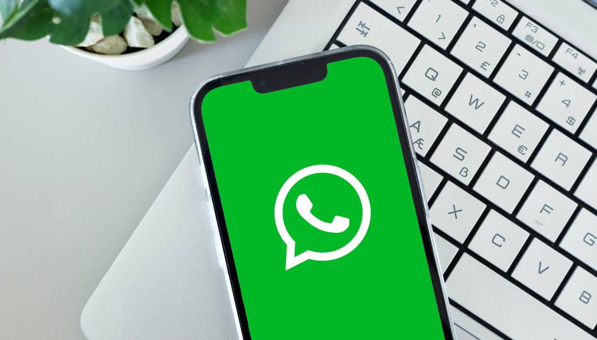 https://wips.plug.it/cips/tecnologia/cms/2026/06/whatsapp-smartphone.jpg