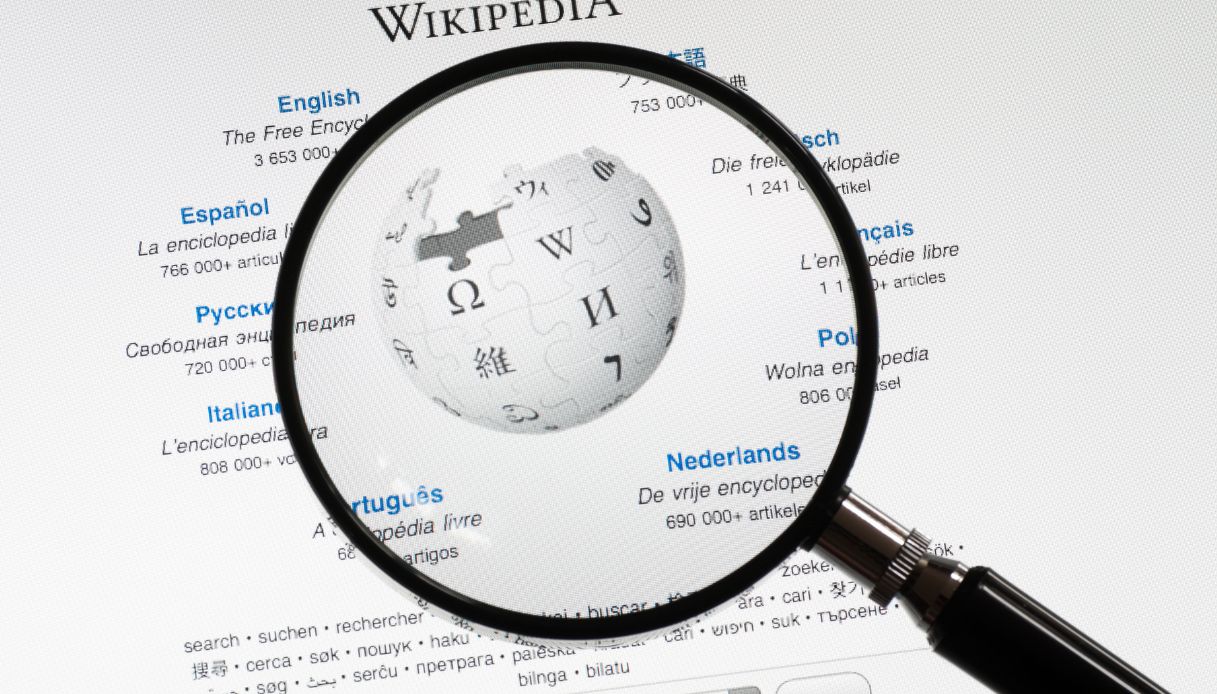 https://wips.plug.it/cips/tecnologia/cms/2026/06/wikipedia-a-rischio-blocco.jpg