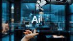 Un braccio robotico e un braccio umano