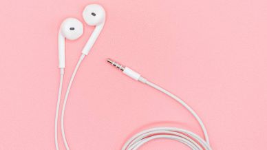 Degli auricolari con cavo