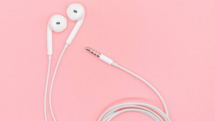 Degli auricolari con cavo