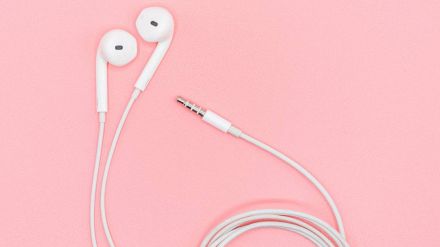 Degli auricolari con cavo