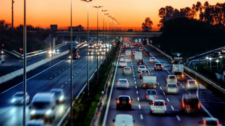 Alcune auto in autostrada