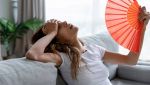 Una donna usa un ventaglio contro il caldo