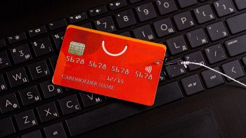 Tastiera pc con carta di credito appoggiata