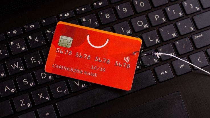 Tastiera pc con carta di credito appoggiata