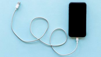 Uno smartphone con cavo di ricarica