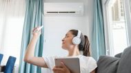 Una donna controlla il condizionatore