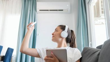 Una donna controlla il condizionatore