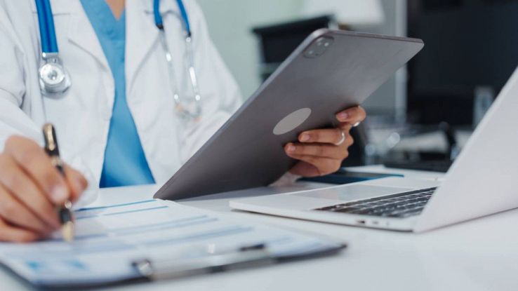 Una dottoressa utilizza un tablet