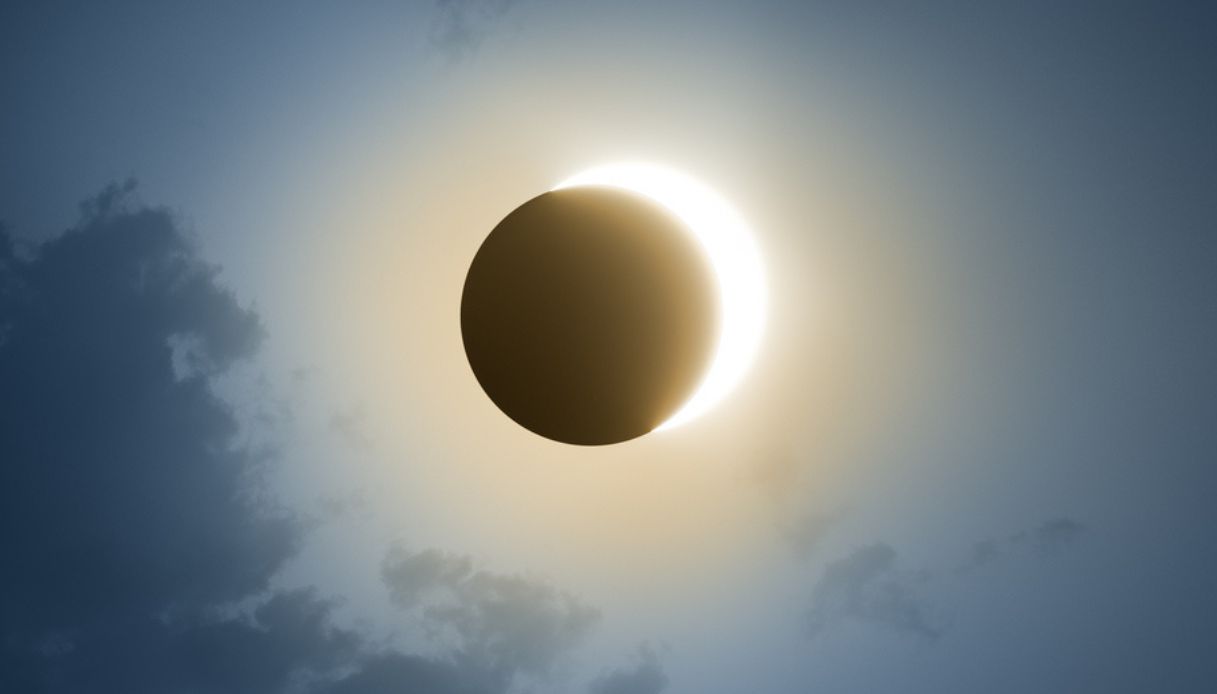 https://wips.plug.it/cips/tecnologia/cms/2026/07/eclissi-solare.jpg