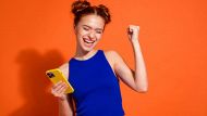 Una persona felice con lo smartphone