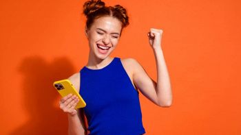 Una persona felice con lo smartphone