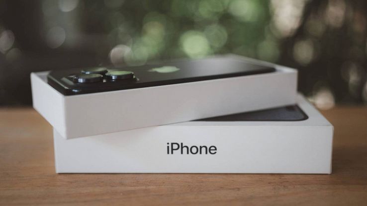 Un iPhone e la confezione