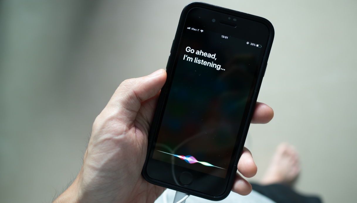 https://wips.plug.it/cips/tecnologia/cms/2026/07/iphone-con-siri-in-uso.jpg