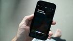 Assistente Siri in uso su smartphone