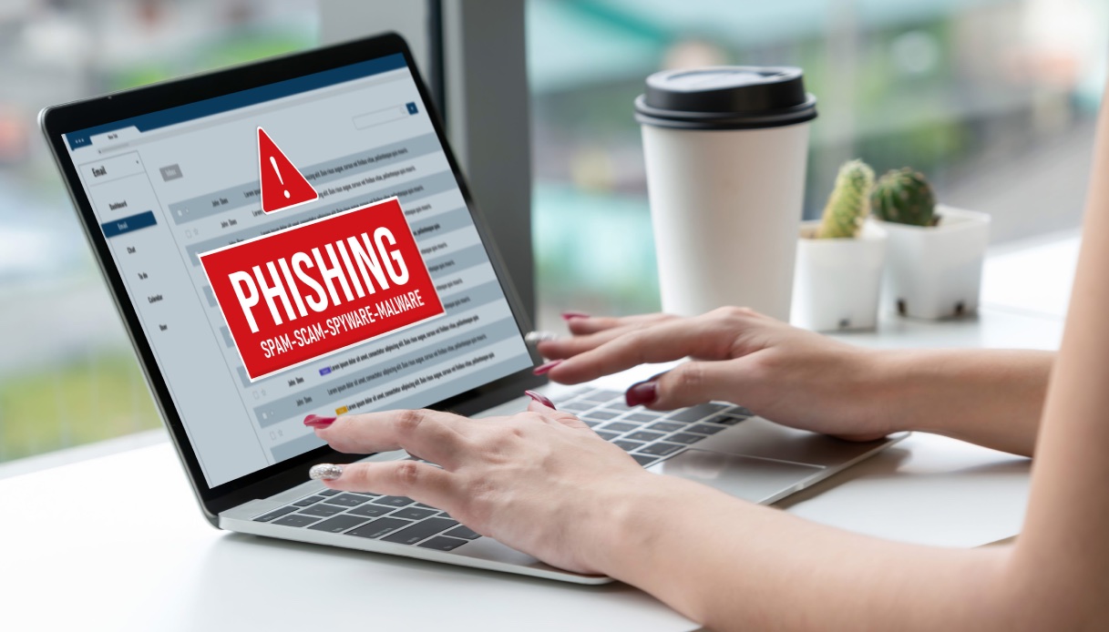 https://wips.plug.it/cips/tecnologia/cms/2026/07/laptop-con-avviso-phishing.jpg
