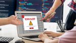 Monitor con slam alert indicato da persone