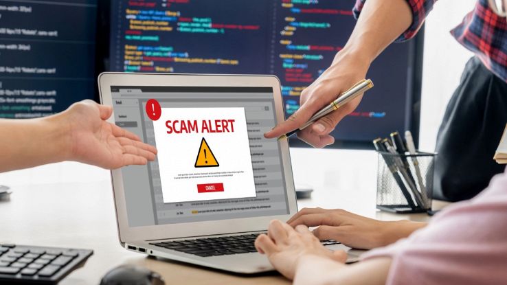 Monitor con slam alert indicato da persone