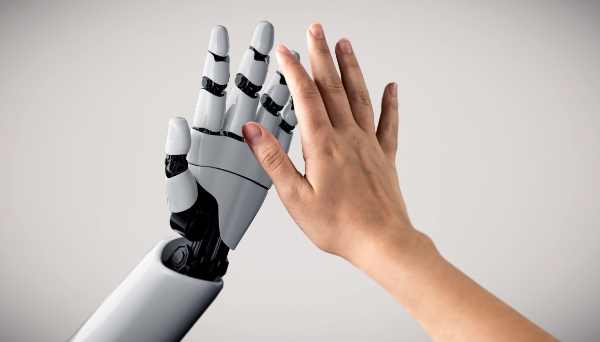 https://wips.plug.it/cips/tecnologia/cms/2026/07/mano-robotica-e-mano-umana.jpg