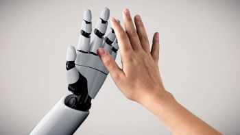 Mano di robot tocca mano umana
