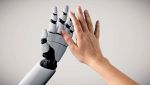 Mano di robot tocca mano umana