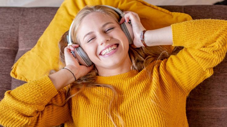 Una ragazza ascolta musica