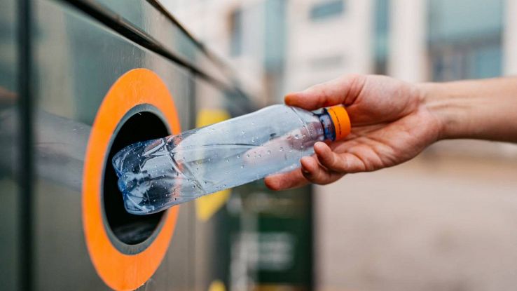 Una bottiglietta di plastica