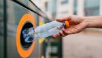 Una bottiglietta di plastica