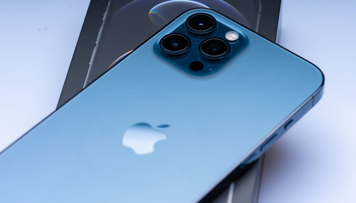 https://wips.plug.it/cips/tecnologia/cms/2026/07/smartphone-iphone-azzurro.jpg