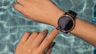 Uno smartwatch usato in piscina