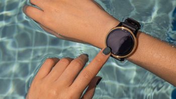 Uno smartwatch usato in piscina