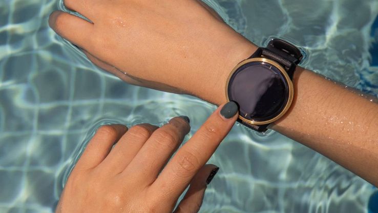 Uno smartwatch usato in piscina