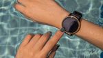 Uno smartwatch usato in piscina