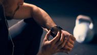 Uno sportivo utilizzo uno smartwatch