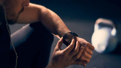 Uno sportivo utilizzo uno smartwatch
