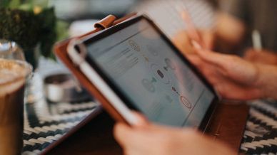 un persona studia utilizzando un tablet