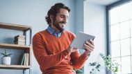 Una persona utilizza un tablet