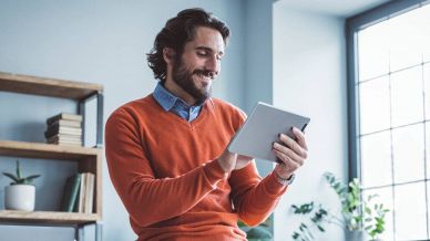 Una persona utilizza un tablet