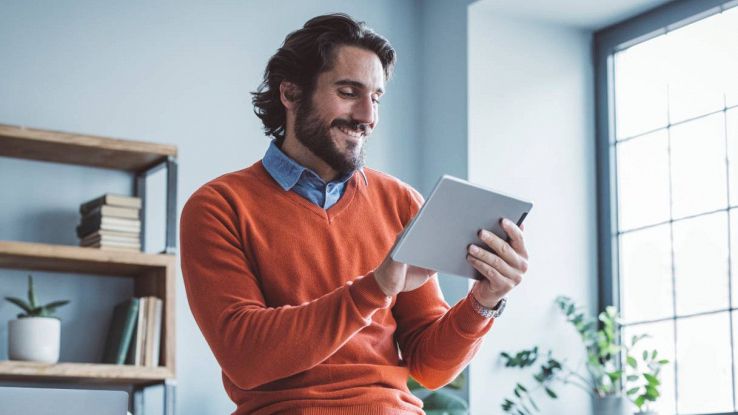 Una persona utilizza un tablet