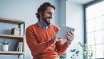 Una persona utilizza un tablet