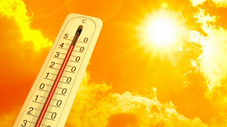 Atmosfera calda con termometro e sole