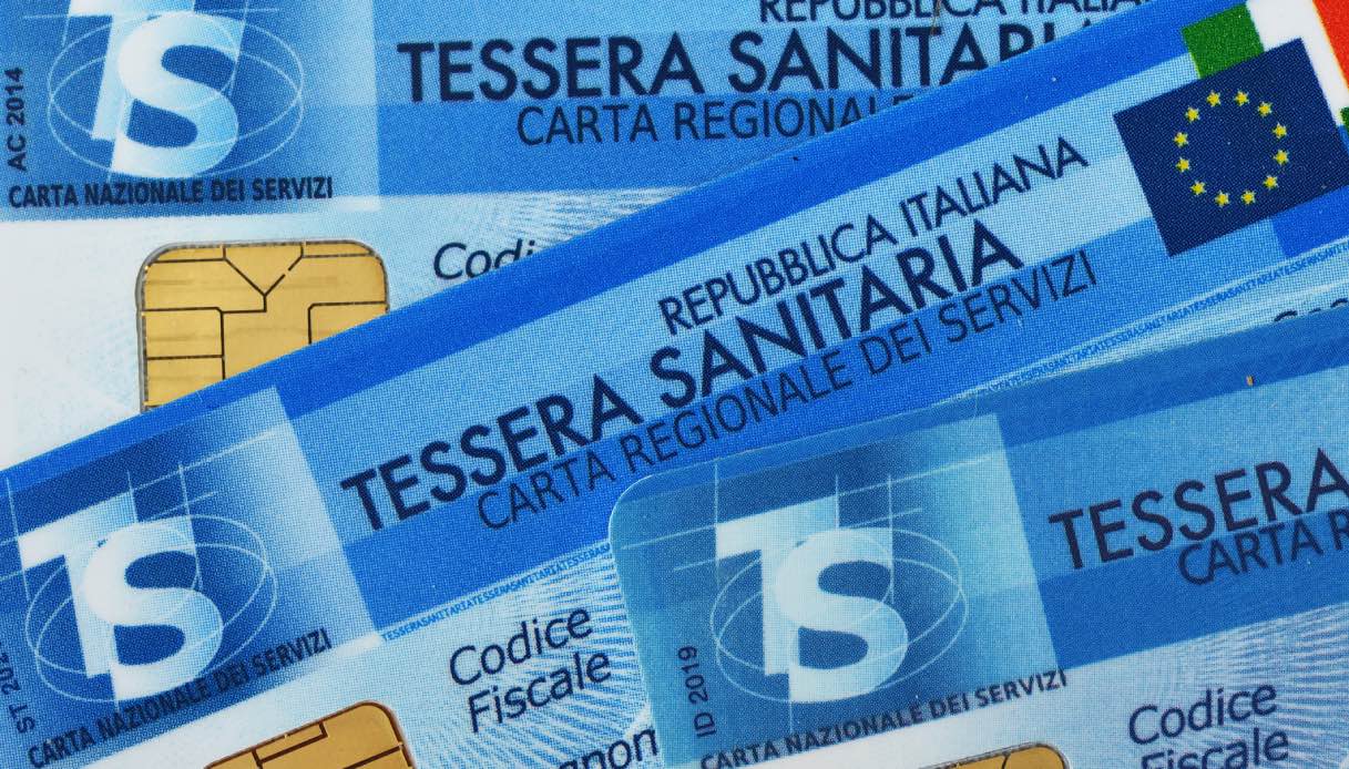 https://wips.plug.it/cips/tecnologia/cms/2026/07/tessere-sanitarie-italiane-sovrapposte.jpg