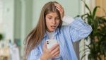 Una ragazza usa lo smartphone